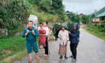 Trước giờ bão đổ bộ: Vết nứt dài 300m trên núi khiến hàng chục người phải rời nhà