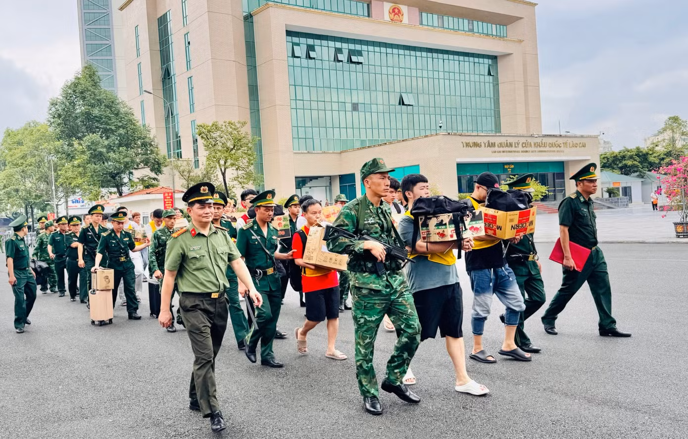 anh-1-luc-luong-chuc-nang-dan-giai-19-doi-tuong-qua-cua-khau-quoc-te-lao-cai-1.jpg