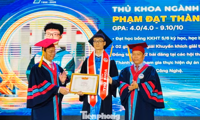 Bất ngờ với những kỉ lục tại lễ tốt nghiệp của sinh viên Đại học Kinh tế Quốc dân 