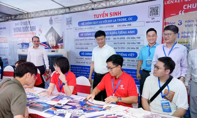 Gần 23.000 thí sinh có chứng chỉ ngoại ngữ đăng kí nguyện vọng vào Đại học Kinh tế Quốc dân