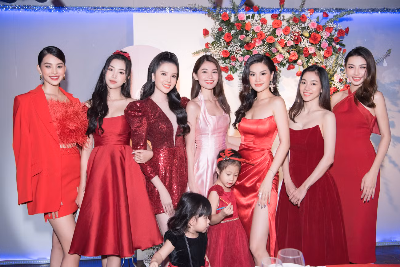 Dàn Hoa, Á hậu diện sắc đỏ nóng bỏng dự tiệc kỷ niệm 5 năm ngày cưới Á hậu Diễm Trang ảnh 4