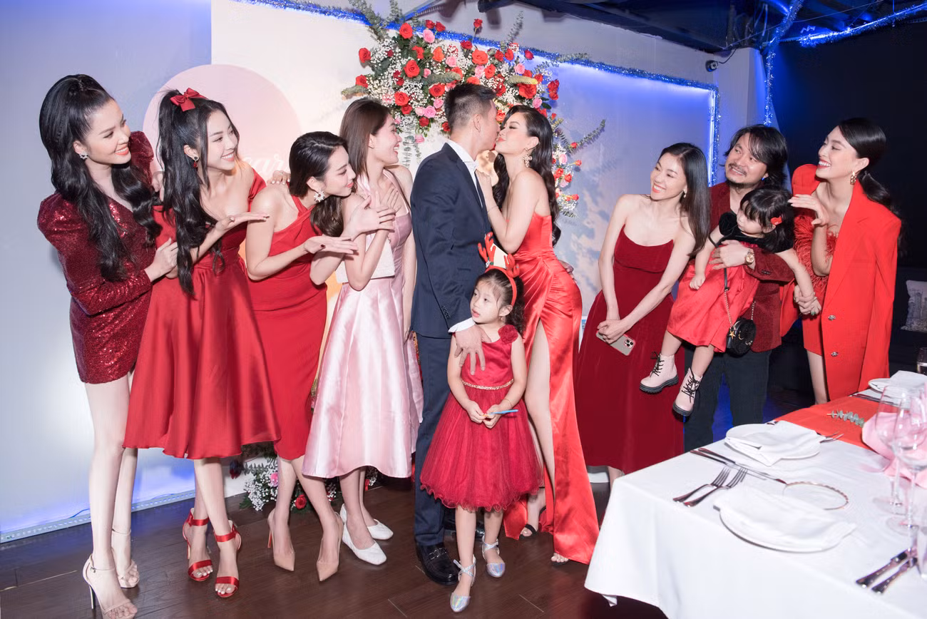 Dàn Hoa, Á hậu diện sắc đỏ nóng bỏng dự tiệc kỷ niệm 5 năm ngày cưới Á hậu Diễm Trang ảnh 5