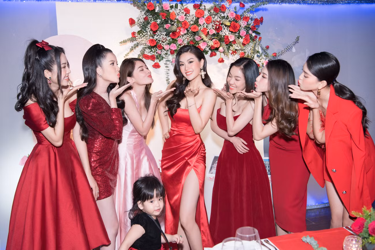 Dàn Hoa, Á hậu diện sắc đỏ nóng bỏng dự tiệc kỷ niệm 5 năm ngày cưới Á hậu Diễm Trang ảnh 7