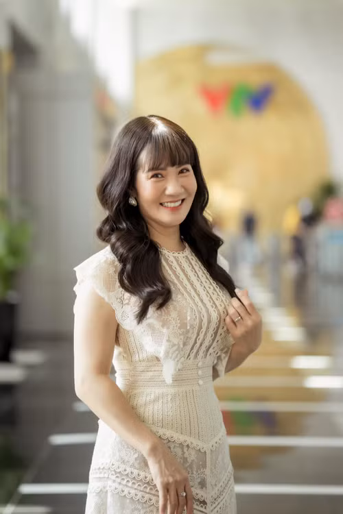 Không chỉ cống hiến cho khán giả những vai diễn hay, Nguyệt Hằng còn dùng chất giọng của mình góp phần tạo nên thành công của nhiều bộ phim. Không chỉ cống hiến cho khán giả những vai diễn hay, Nguyệt Hằng còn dùng chất giọng của mình góp phần tạo nên thành công của nhiều bộ phim.