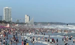 Đông nghịt người tắm biển Vũng Tàu ngày Tết