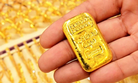 Giá vàng thế giới tiếp tục lao dốc 