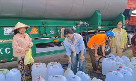 Chuyến xe nước nghĩa tình được CLB Nét bút xanh chuyển đến người dân vùng bị hạn mặn