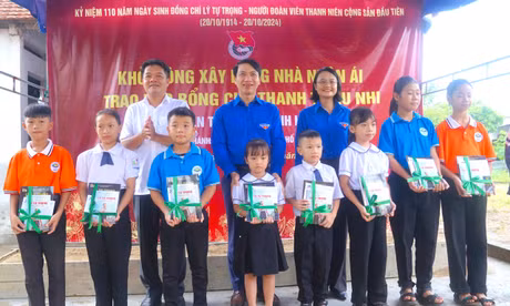 Xây nhà tình nghĩa, trao học bổng cho học sinh trên quê hương anh Lý Tự Trọng