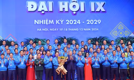 Tổng Bí thư Tô Lâm tặng hoa chúc mừng Ủy ban T.Ư Hội LHTN Việt Nam khóa IX