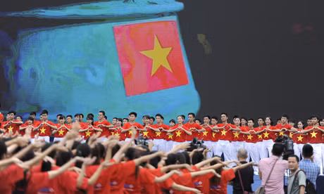Theo GS Hoàng Chí Bảo, muốn làm cho lớp trẻ trở thành những công dân tốt, xã hội cần đối xử một cách dân chủ, công bằng, đặt niềm tin cậy thực sự vào thanh niên. Ảnh: Xuân Tùng.