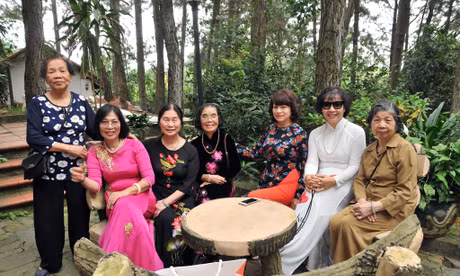Bà Lê Thị Túy (ngoài cùng bên trái), bà Nguyễn Thị Lan (ngoài cùng bên phải) dịp kỷ niệm 65 năm Báo Tiền Phong 