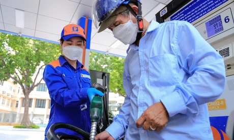 Giá xăng dầu giảm mạnh vào ngày mai?