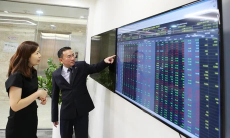 Hơn 2 tỷ USD 'sang tay' trong phiên chứng khoán lập đỉnh