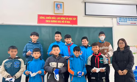 Thời tiết lạnh giá, nam sinh lớp 7 dùng tiền tiết kiệm mua 700 đôi tất tặng bạn