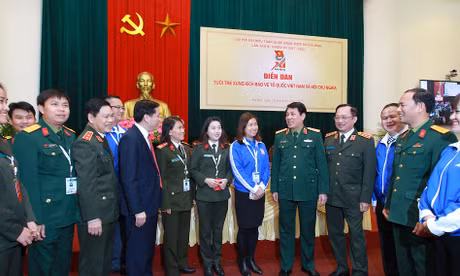 Các đồng chí chủ trì diễn đàn trò chuyện, trao đổi với các đại biểu, chiều 10/12