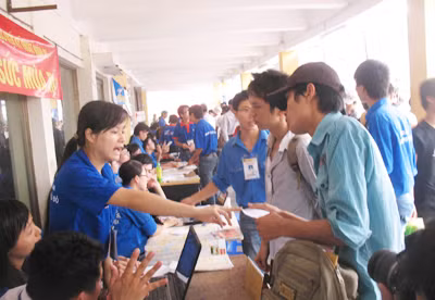 Sinh viên tình nguyện tiếp sức thí sinh thi đại học tại Hà Nội Ảnh: Hải Yến