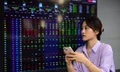 Sau cú rơi mạnh, cổ phiếu chứng khoán và ngân hàng lại đua trần