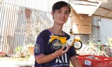 Chàng trai khiếm thính Lê Tấn Phát với đôi bàn tay sáng tạo nên thế giới xe mô hình từ phế liệu