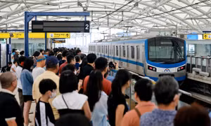 Metro số 1 dừng bán vé giấy, cho mang xe đạp gấp lên tàu
