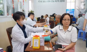 Nhộn nhịp khám sức khỏe miễn phí ngày cuối tuần ở TPHCM