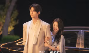 Nhìn Byeon Woo Seok - IU ở Perfect Crown làm khán giả nhớ huyền thoại Goong