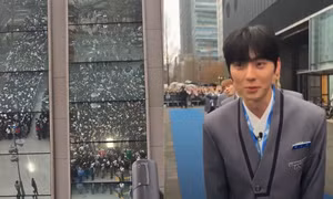 Fan đội mưa mừng Wanna One tái hợp, "tóm sống" Park Jihoon quên nhịp "Nayana"