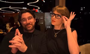 Hẹn hò suốt 2 năm, đến giờ Travis Kelce mới lần đầu đăng ảnh cùng Taylor Swift