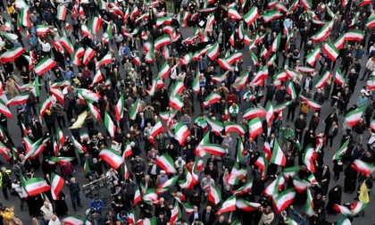 Người biểu tình Iran phản đối các cuộc tấn công của Mỹ và Israel tại Tehran hôm 28/2. Ảnh: Reuters.