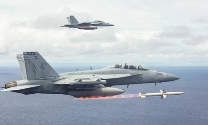 Máy bay phóng AGM-88 HARM - loại tên lửa chống radar được thiết kế để phá hủy các trạm radar phòng không. Ảnh: Defense Feeds.