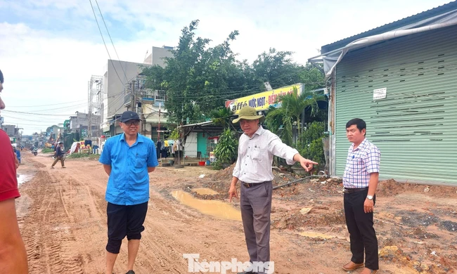 Chỉ đạo khẩn vụ học sinh phải lội bùn đến trường mỗi ngày ở TPHCM