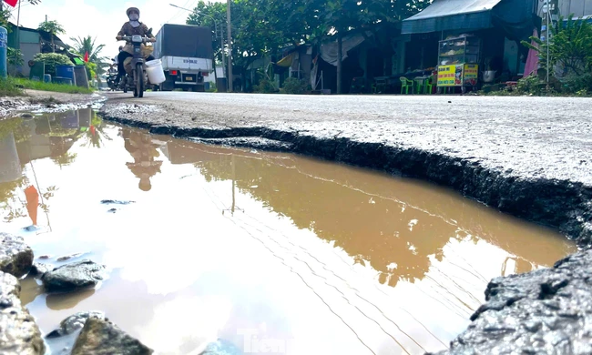 Cận cảnh những tuyến đường chằng chịt hố sâu khiến tài xế ở TPHCM khóc thét