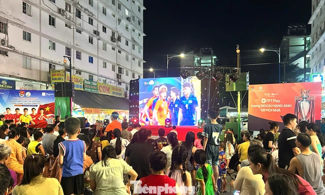 Thanh niên công nhân ở TPHCM được tặng quà, xem chung kết bóng đá SEA Games 33