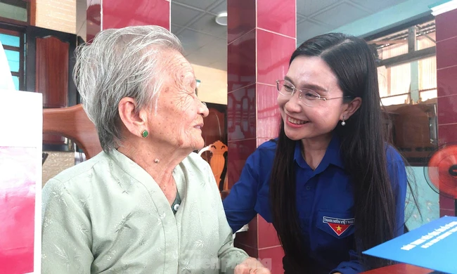 Bí thư T.Ư Đoàn thăm, tặng quà các Mẹ Việt Nam Anh hùng tại TPHCM