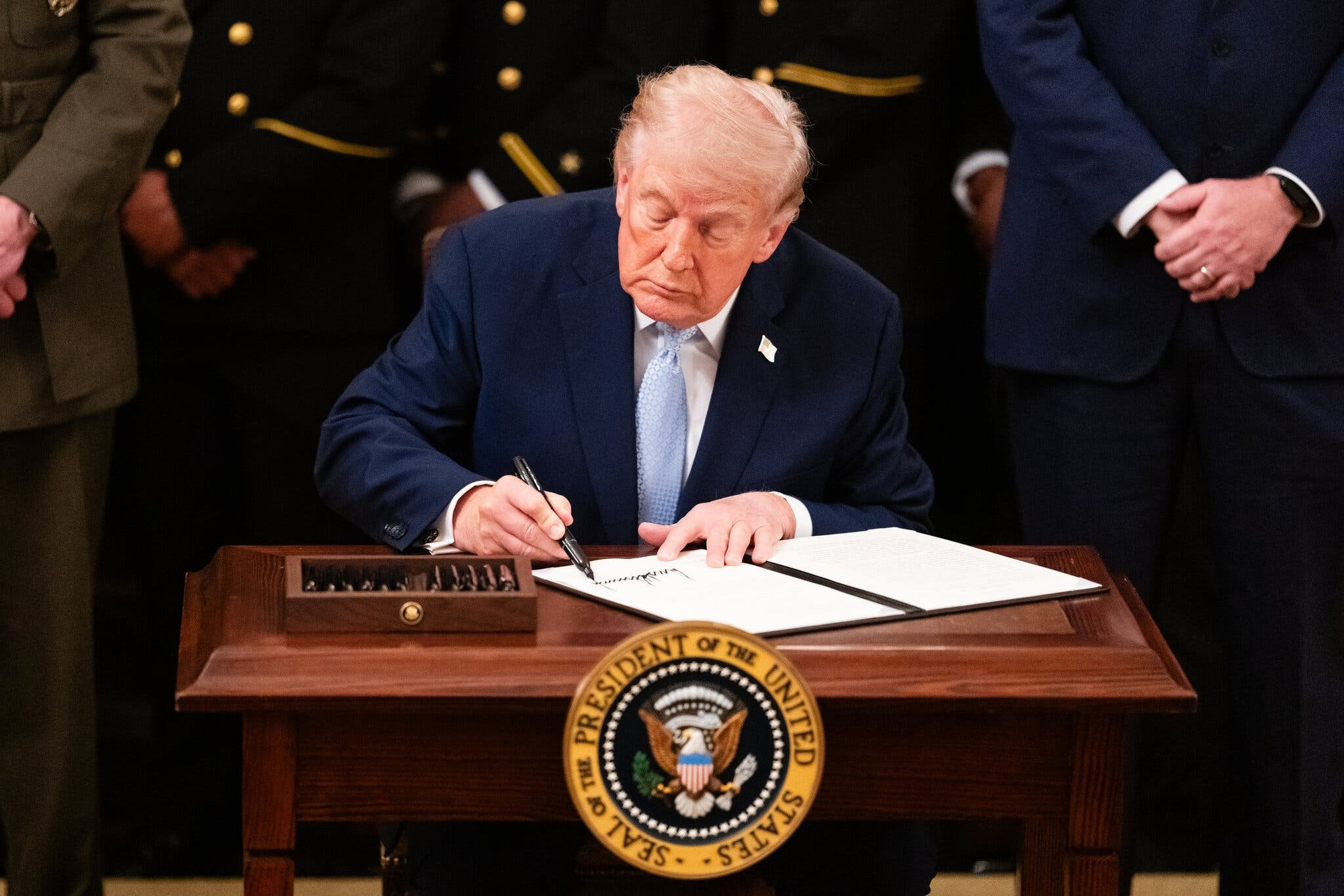 Tranh cãi kế hoạch in chữ ký của ông Trump lên tờ đô la Mỹ | Báo điện tử  Tiền Phong