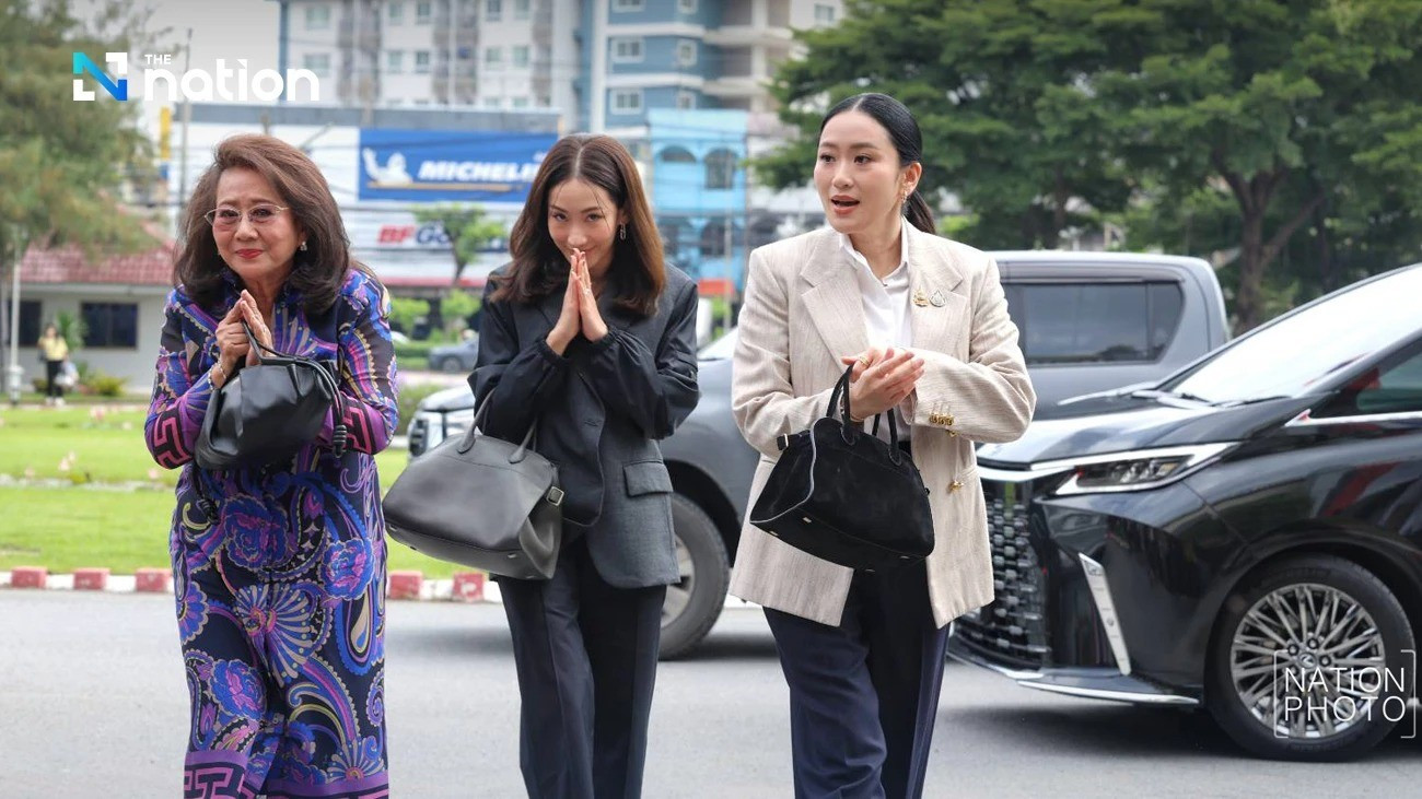 Yalangoch ayollar sutyen va külotsiz fotosuratlar