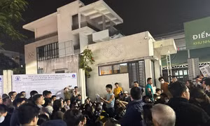 Cảnh xuyên đêm xếp hàng nộp hồ sơ mua nhà ở xã hội 