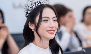 Á hậu Vân Nhi trong vòng vây hàng trăm sinh viên