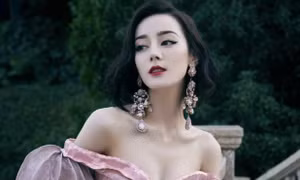 Địch Lệ Nhiệt Ba gây sốt quốc tế