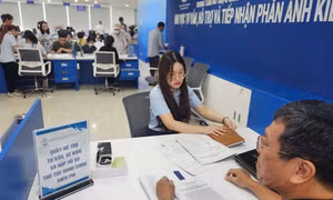 Cán bộ chi nhánh số 1 hỗ trợ người cao tuổi, người khiếm thính