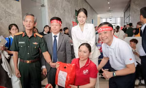 Dàn nghệ sĩ nữ khuấy động 5.000 sinh viên hiến ở Chủ Nhật Đỏ