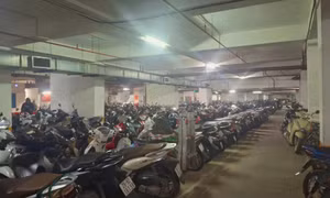 Yêu cầu chung cư đông dân nhất Hà Nội hủy 'lệnh' cấm gửi xe điện