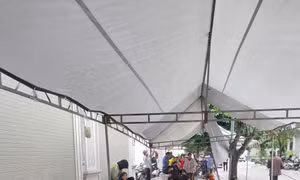 Người dân xếp hàng, tiếp tế lương khô chờ nộp hồ sơ 'săn' nhà ở xã hội