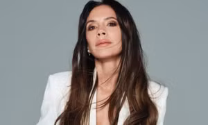 Victoria Beckham hồi sinh thời trang thập niên 1990
