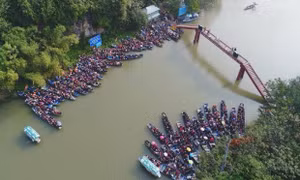 25.000 lượt du khách trẩy hội Chùa Hương trong hai ngày đầu năm mới