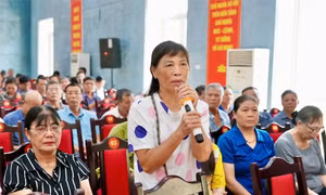 Hồ sơ xin cấp 'sổ đỏ' qua 3 đời chủ tịch phường chưa xong, chính quyền 2 cấp cam kết sẽ 'có' trong tháng 8