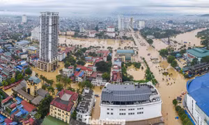 Lũ sông Cầu đạt đỉnh, trung tâm tỉnh Thái Nguyên chìm trong biển nước