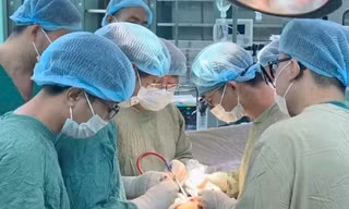 Ê-kíp bác sĩ Khoa Ngoại Chấn thương chỉnh hình - Bệnh viện Đa khoa Bà Rịa đã phối hợp cùng các chuyên gia của Bệnh viện Nhân dân 115 thực hiện thành công ca phẫu thuật tạo hình khuyết hổng phần mềm diện rộng cho một bệnh nhân nam 40 tuổi bị biến chứng loét tỳ đè độ IV kéo dài. Ảnh: BVCC