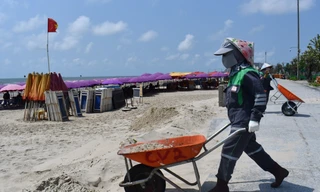 Cát bay phủ kín công viên mới đầu tư nghìn tỷ bên bờ biển ở TPHCM 