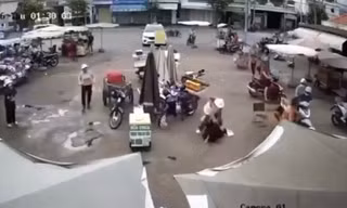 Clip: Người phụ nữ đi chợ bất ngờ bị đâm trọng thương 