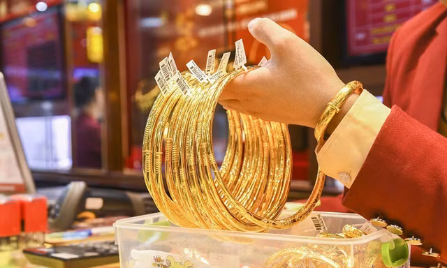 Lợi - hại gì nếu cho phép doanh nghiệp vay vàng trong dân?